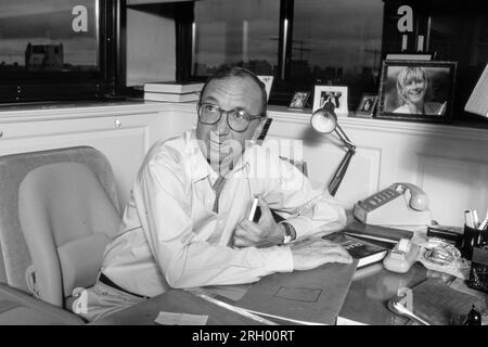 Neil Simon war 1986 in seinem Büro in Manhattan ein amerikanischer Dramatiker, Drehbuchautor und Autor. Er schrieb mehr als 30 Stücke und fast die gleiche Anzahl an Filmdrehbüchern, meist Filmanpassungen seiner Stücke. Er hat drei Tony Awards und einen Golden Globe Award sowie Nominierungen für vier Academy Awards und vier Primetime Emmy Awards erhalten. 1975 erhielt er den Special Tony Award, 1995 die Kennedy Center Honors und 2006 den Mark Twain-Preis für amerikanischen Humor. Foto von Bernard Gotfryd Stockfoto