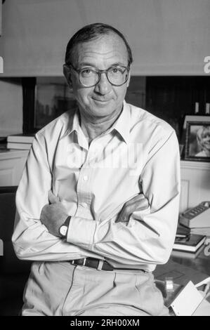 Neil Simon war 1986 in seinem Büro in Manhattan ein amerikanischer Dramatiker, Drehbuchautor und Autor. Er schrieb mehr als 30 Stücke und fast die gleiche Anzahl an Filmdrehbüchern, meist Filmanpassungen seiner Stücke. Er hat drei Tony Awards und einen Golden Globe Award sowie Nominierungen für vier Academy Awards und vier Primetime Emmy Awards erhalten. 1975 erhielt er den Special Tony Award, 1995 die Kennedy Center Honors und 2006 den Mark Twain-Preis für amerikanischen Humor. Foto von Bernard Gotfryd Stockfoto