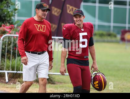 Washington Commanders Head Coach Ron Rivera und Punter Tress Way (5) auf dem Weg zum Übungsfeld am 4. August 2023 im OrthoVirginia Training Center im Commanders Park in Ashburn VA (Alyssa Howell/Image of Sport) Stockfoto