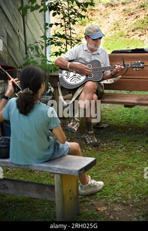 Musiker entspannen sich vor der Aufführung im Carter Fold, einem Veranstaltungsort für Country-Musik und Bluegrass-Musik in Maces Spring im ländlichen Südwesten Virginias. Stockfoto