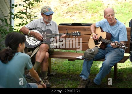 Musiker entspannen sich vor der Aufführung im Carter Fold, einem Veranstaltungsort für Country-Musik und Bluegrass-Musik in Maces Spring im ländlichen Südwesten Virginias. Stockfoto