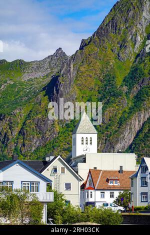 Große weiße Kirche in Svolvaer, Svolvær und die umliegenden Berge, Lofoten-Inseln, arktisches Norwegen, Arktis, Norwegen Stockfoto