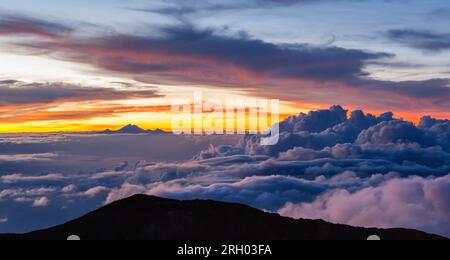 Wunderschöne Wolkenlandschaft mit Mt. Rinjani am Horizont. Blick von Mt. Agung bei Sonnenaufgang. Bali, Indonesien. Stockfoto