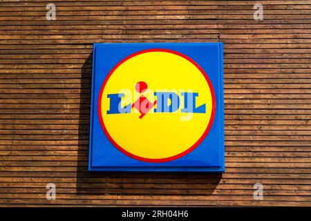 Lidl-Logo auf einem Schild, Schottland, Großbritannien, Europa Stockfoto