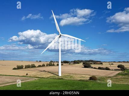 10. August 2023, Dänemark, Ærøskøbing: Eine Windturbine steht auf einem Feld an der Ostseeküste in Dunkær Mark bei Ærøskøbing auf der Insel Ærø in Dänemark. Windenergie ist die größte und wichtigste Stromquelle in Dänemark. (Luftaufnahme mit einer Drohne) Foto: Bernd von Jutrczenka/dpa Stockfoto