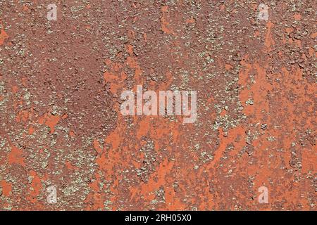 Verrosteter metallischer Hintergrund, Struktur. Eine alte rote und rostige Oberfläche mit verblasster, ungleichmäßiger Farbe. Abstraktes Rostmuster auf hellbrauner Metalloberfläche Stockfoto