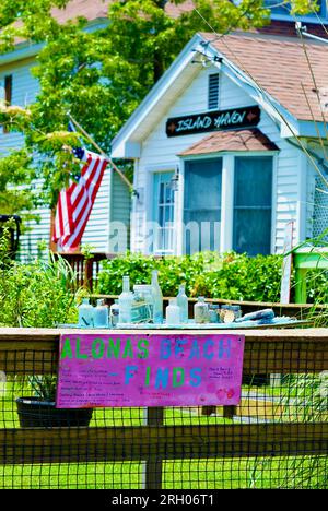 Tanger Island, Virginia, USA - 21. Juni 2020: Glasflaschen, die an der Main Street verkauft werden, erwarten Touristen während der Hochsaison des Sommerurlaubs. Stockfoto