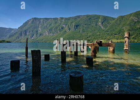 Bohinj-See im Triglav-Nationalpark, Slowenien. Wunderschöner See mit absolut reinem Wasser, umgeben von hohen Bergen. Beliebtes Touristenziel. Stockfoto