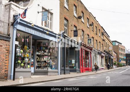 Kleine Geschäfte und Geschäfte in der Eton Street, Richmond, Surrey, TW9, England, UK Stockfoto