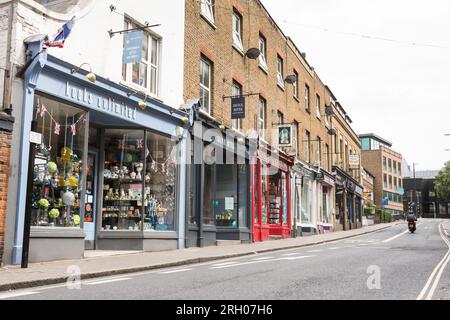 Kleine Geschäfte und Geschäfte in der Eton Street, Richmond, Surrey, TW9, England, UK Stockfoto