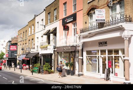 SpaceNK Apotheke und traditionell aussehende Ladenfronten auf Hill Rise, Richmond, Surrey, England, Großbritannien Stockfoto