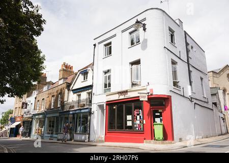 Swagat Indian Restaurant und traditionell aussehende Ladenfronten auf Hill Rise, Richmond, Surrey, England, Großbritannien Stockfoto