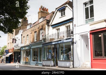 Traditionell aussehende Schaufensterfronten auf Hill Rise, Richmond, Surrey, England, Großbritannien Stockfoto