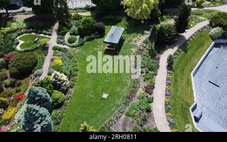 Aus Sicht der Drohne im Botanischen Garten von Breslau mit Blumenbeet und Gartenpfaden. Atemberaubende Frühlingslandschaft in Niederschlesien. Stockfoto