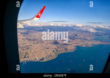 Bei sonnigem Wetter durch Fensterflugzeuge türkische Fluggesellschaften auf dem Flug über Istanbul Stockfoto