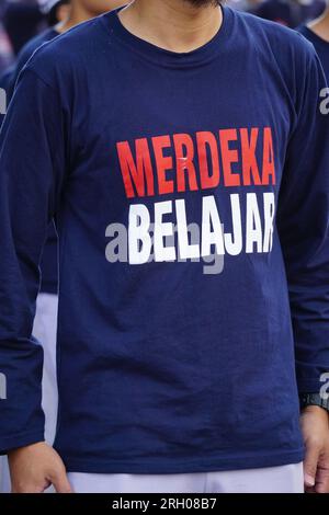 Indonesische Lehrerin mit T-Shirt merdeka Belajar (selbständiges Lernen) Stockfoto