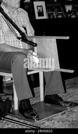 Ein Musiker spielt ein Waschbrett im Carter Fold, einem Veranstaltungsort für Country-Musik und Bluegrass-Musik in Maces Spring im ländlichen Südwesten Virginias. Stockfoto