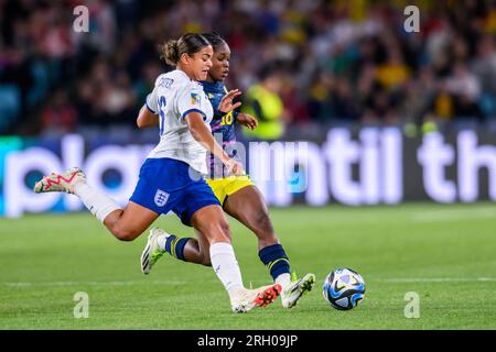 Melbourne, Australien. 13. Aug. 2023. Jessica Carter aus England und Linda Caicedo aus Columbia am 12. August 2023 im Melbourne Rectangular Stadium, Melbourne, Australien, während des FIFA Women's World Cup 2023-Spiels zwischen England Women und Colombia Women. Foto von Richard Nicholson. Nur redaktionelle Verwendung, Lizenz für kommerzielle Verwendung erforderlich. Keine Verwendung bei Wetten, Spielen oder Veröffentlichungen von Clubs/Ligen/Spielern. Kredit: UK Sports Pics Ltd/Alamy Live News Stockfoto