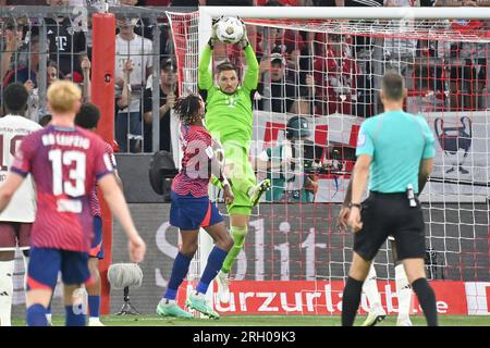 München, Deutschland. 12. Aug. 2023. Sven ULREICH, Torwart (FC Bayern München), pariert den Ball, Action. Fußball DFL Supercup 2023/FC Bayern München - RB Leipzig am 12. August 2023 in München ALLIANZAREN A. ? Kredit: dpa Picture Alliance/Alamy Live News Stockfoto