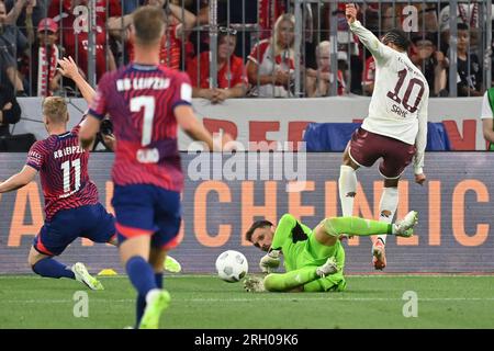 München, Deutschland. 12. Aug. 2023. Sven ULREICH, Torwart (FC Bayern München), pariert den Ball, Action. Fußball DFL Supercup 2023/FC Bayern München - RB Leipzig am 12. August 2023 in München ALLIANZAREN A. ? Kredit: dpa Picture Alliance/Alamy Live News Stockfoto