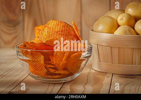 Kartoffelchips In Der Schüssel Auf Holzhintergrund Stockfoto