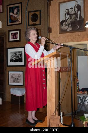 Rita Forrester, Managerin des Carter Fold in Southwest Virginia, stellt eine Band vor, die im Konzertsaal auftritt. (Siehe Zusatzinfo) Stockfoto