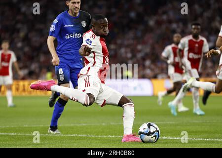 AMSTERDAM - (LR) Marko Vejinovic von Heracles Almelo, Carlos Forbes von Ajax während des niederländischen Premier-League-Spiels zwischen Ajax Amsterdam und Heracles Almelo in der Johan Cruijff Arena am 12. August 2023 in Amsterdam, Niederlande. AP | niederländische Höhe | MAURICE AUS STEIN Stockfoto