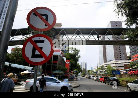 salvador, bahia, brasilien - 11. august 2023: Verkehrsschilder weisen darauf hin, dass kein Parkplatz vorhanden ist, und biegen Sie nicht links in eine Straße in der Stadt Salvador ab. Stockfoto