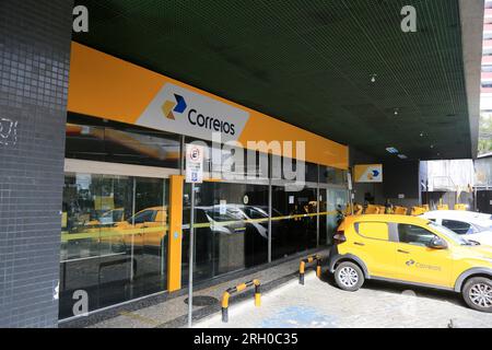 salvador, bahia, brasilien - 11. august 2023: Fassade eines Postamts - Correios - in der Stadt Salvador. Stockfoto