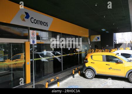 salvador, bahia, brasilien - 11. august 2023: Fassade eines Postamts - Correios - in der Stadt Salvador. Stockfoto