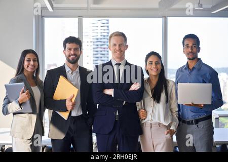 Junge, glückliche, professionelle Geschäftsleute, die im Amt stehen. Porträt Stockfoto