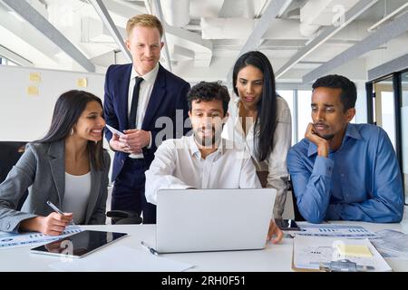 Vielbeschäftigte, vielseitige Geschäftsleute, die sich im Büro ein Notebook suchen. Stockfoto