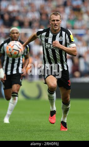 Newcastle upon Tyne, Großbritannien. 12. Aug. 2023. Dan Burn von Newcastle United in Aktion während des Premier League-Spiels in St. James' Park, Newcastle-Upon-Tyne. Das Bild sollte lauten: Nigel Roddis/Sportimage Credit: Sportimage Ltd/Alamy Live News Stockfoto