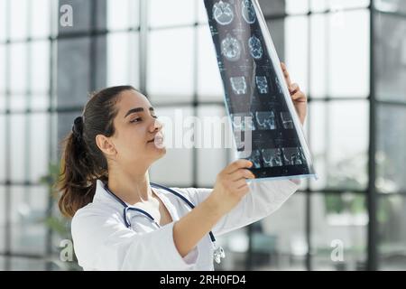 Resonanzbildgebung (MRT) Film zur Diagnose des neurodegenerativen Gesundheitsproblems älterer Patienten in der neurologischen Medizin Stockfoto