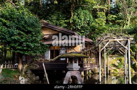 Yugao-tei oder Gourd Tea House am Hisago-ike Pond in Kenrokuen Garden, Kanazawa, Japan. Stockfoto