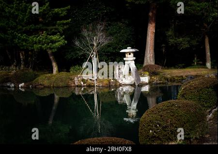 Kotoji, eine Steinlaterne mit zwei Beinen, entworfen nach dem Bild eines japanischen Koto (Harfe). Es ist ein Symbol für Kenrokuen Garden und Kanazawa. Stockfoto