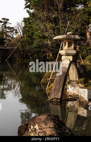 Kotoji, eine Steinlaterne mit zwei Beinen, entworfen nach dem Bild eines japanischen Koto (Harfe). Es ist ein Symbol für Kenrokuen Garden und Kanazawa. Stockfoto