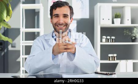 Portrait zuversichtlich männlicher Arzt in Klinik Ärzte Büro Stockfoto