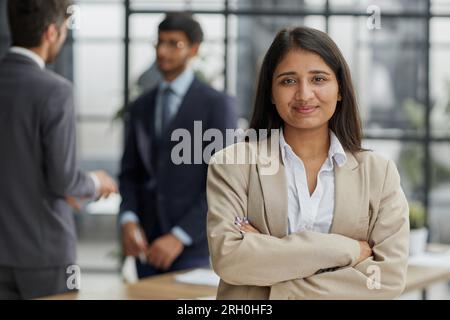 Verschiedene Unternehmensteams versammeln sich, um Informationen und Pläne auszutauschen Stockfoto