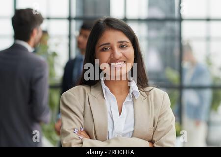 Verschiedene Unternehmensteams versammeln sich, um Informationen und Pläne auszutauschen Stockfoto