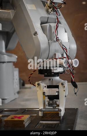 Nahaufnahme eines Roboterarms, der Spiele spielt Stockfoto