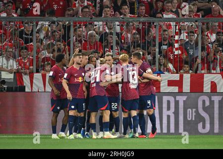 München, Deutschland. 12. Aug. 2023. Fußball: DFL Supercup, FC Bayern München - RB Leipzig, Allianz Arena. Die Leipziger Spieler feiern den 0:1. WICHTIGER HINWEIS: Gemäß den Anforderungen der DFL Deutsche Fußball Liga und des DFB Deutscher Fußball-Bund ist es verboten, im Stadion aufgenommene Fotos und/oder das Spiel in Form von Sequenzbildern und/oder videoähnlichen Fotoserien zu verwenden oder verwenden zu lassen. Kredit: Sven Hoppe/dpa/Alamy Live News Stockfoto