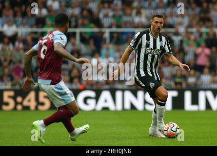 Newcastle am Samstag, den 12. August 2023. Der Fabian Schär von Newcastle United tritt gegen Douglas Luiz von Aston Villa während des Premier League-Spiels zwischen Newcastle United und Aston Villa at St. auf James's Park, Newcastle, Samstag, den 12. August 2023. (Foto: Michael Driver | MI News) Guthaben: MI News & Sport /Alamy Live News Stockfoto