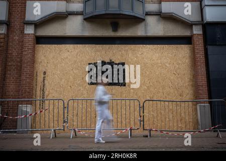 London, Großbritannien. 12. August 2023. Wirtschaftsabschwung In Großbritannien. Unabhängige High Street-Unternehmen stellen ihren Handel in West Croydon ein. Während die Bank of England und der Internationale Währungsfonds sagten, dass Großbritannien nicht in eine Rezession verfällt, sind einige Experten nicht überzeugt. Jüngste Analysen von Bloomberg deuten darauf hin, dass eine einjährige Rezession im Vereinigten Königreich im vierten Quartal 2023 beginnen wird, wenn die BoE den Basissatz bis November auf 5,75 % anhebt. Kredit: Guy Corbishley/Alamy Live News Stockfoto