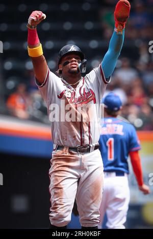 12. August 2023; New York City, New York, Atlanta Braves Right Fielder Ronald Acuna Jr. (13) feiert in Richtung des Dugouts, als er erfolgreich Secon stiehlt Stockfoto