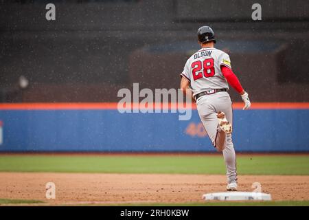 12. August 2023; New York City, New York, Atlanta Braves erster Baseman Matt Olsen (28) Homer gegen New York Mets Pitcher Josh Walker (75). Stockfoto