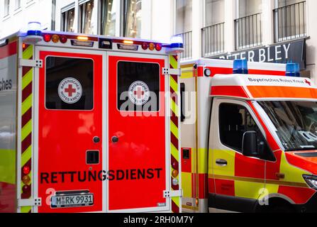 München, Deutschland. 12. Aug. 2023. Krankenwagen mit Bluelight am 12. August 2023 in München. (Foto: Alexander Pohl/Sipa USA) Guthaben: SIPA USA/Alamy Live News Stockfoto