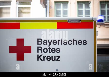 München, Deutschland. 12. Aug. 2023. Krankenwagen mit Bluelight am 12. August 2023 in München. (Foto: Alexander Pohl/Sipa USA) Guthaben: SIPA USA/Alamy Live News Stockfoto