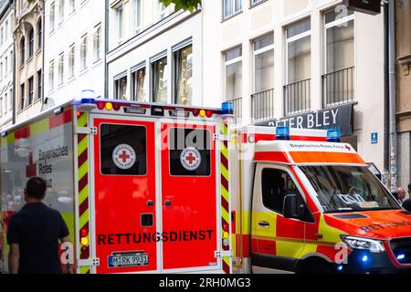 München, Deutschland. 12. Aug. 2023. Krankenwagen mit Bluelight am 12. August 2023 in München. (Foto: Alexander Pohl/Sipa USA) Guthaben: SIPA USA/Alamy Live News Stockfoto