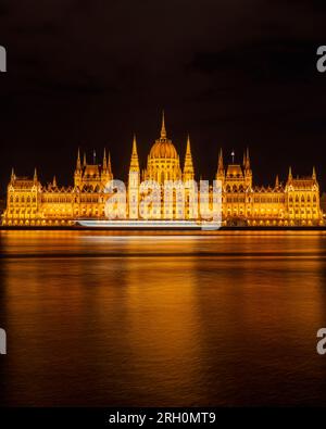 Das Parlamentsgebäude Ungarns beleuchtet die Schönheit der Donau Stockfoto